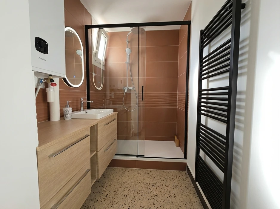 Salle de bain moderne rénovée, sans personnage