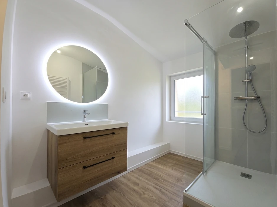 Salle de bain moderne rénovée, sans personnage