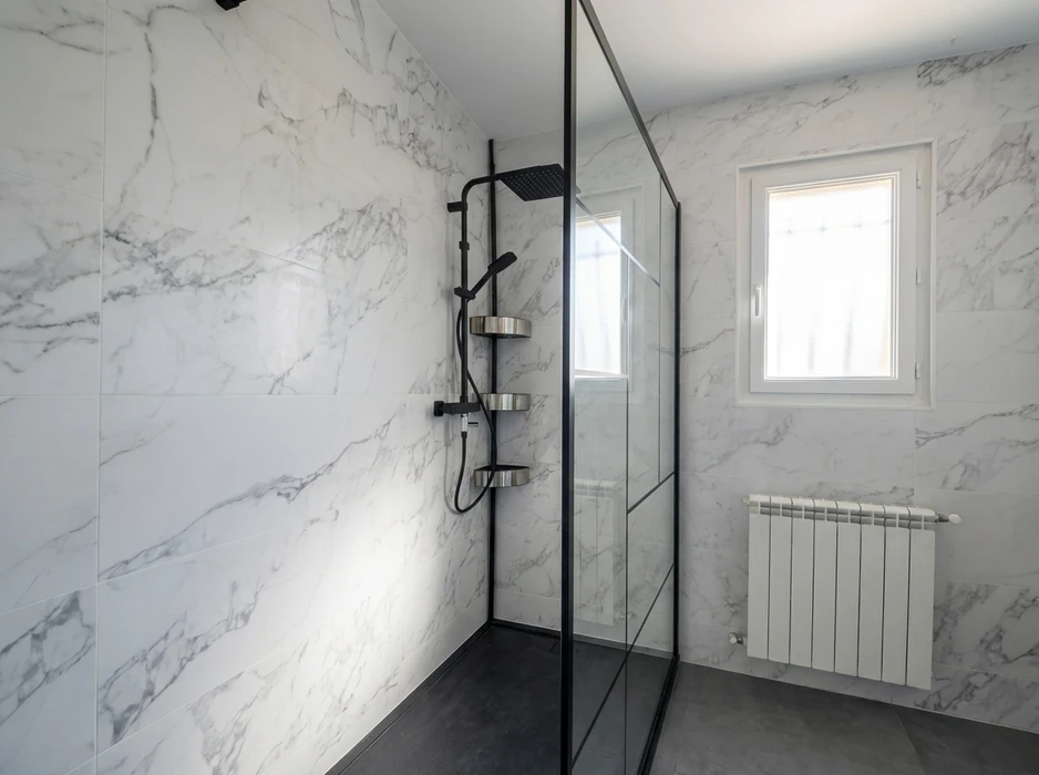 Salle de douche moderne avec revêtement mural en carreaux grand format effet marbre blanc veiné