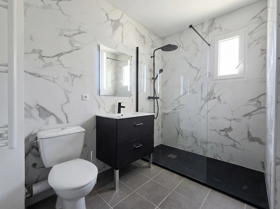 Salle de bain moderne rénovée, sans personnage