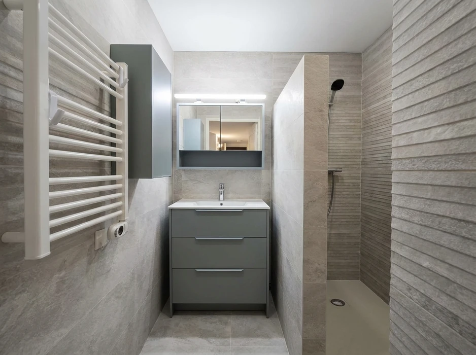 Salle de bain moderne et épurée avec douche à l'italienne carrelée