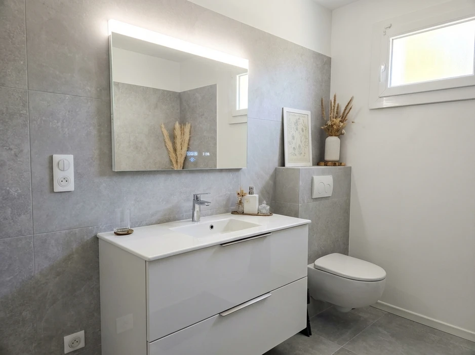 Salle de bain moderne rénovée avec baignoire îlot intégrée dans une douche à l'italienne, paroi en verre doré