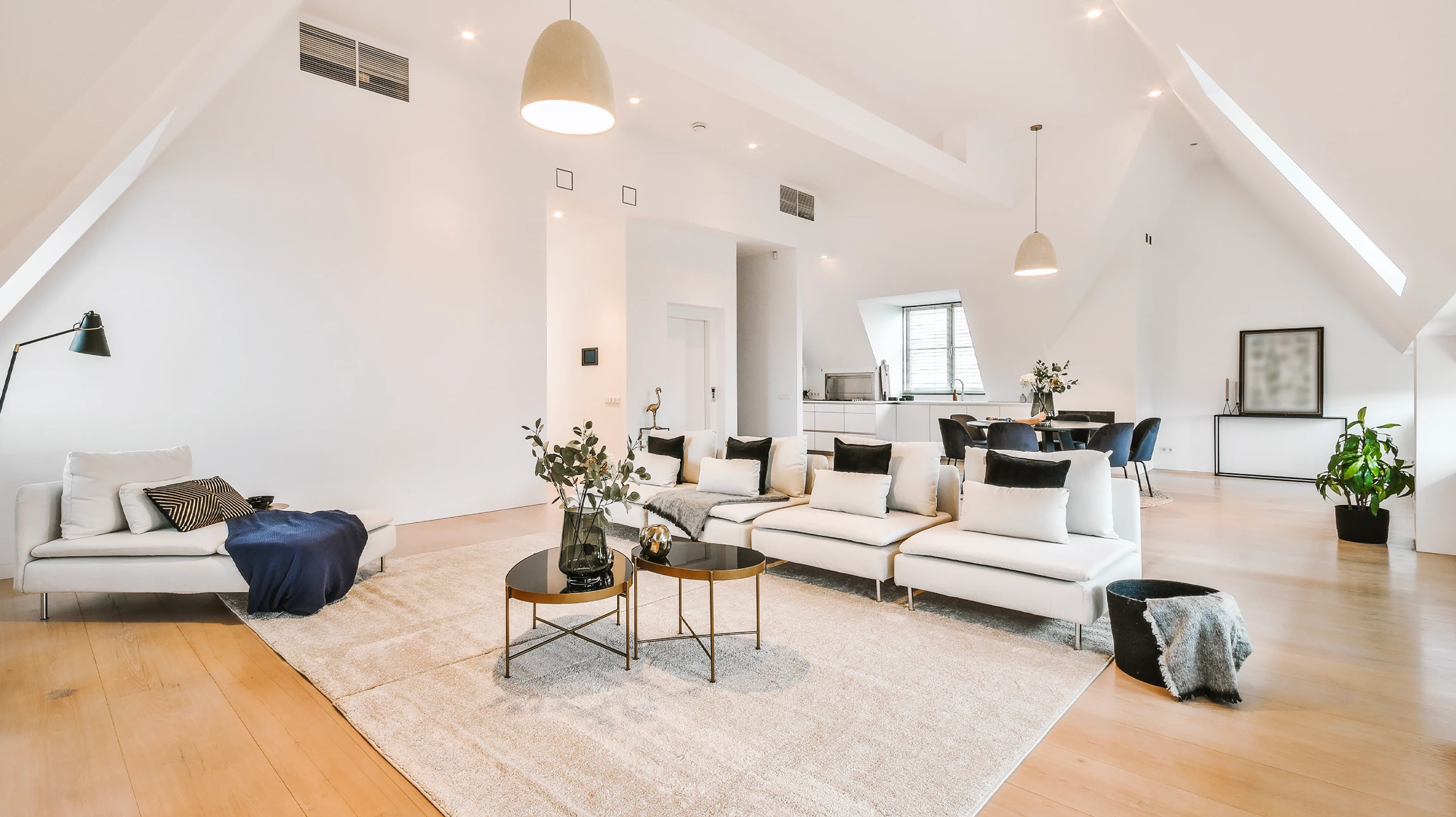 Intérieur d'appartement en cours de rénovation avec cartons de déménagement, outils électroportatifs et matériaux de construction dispersés au sol