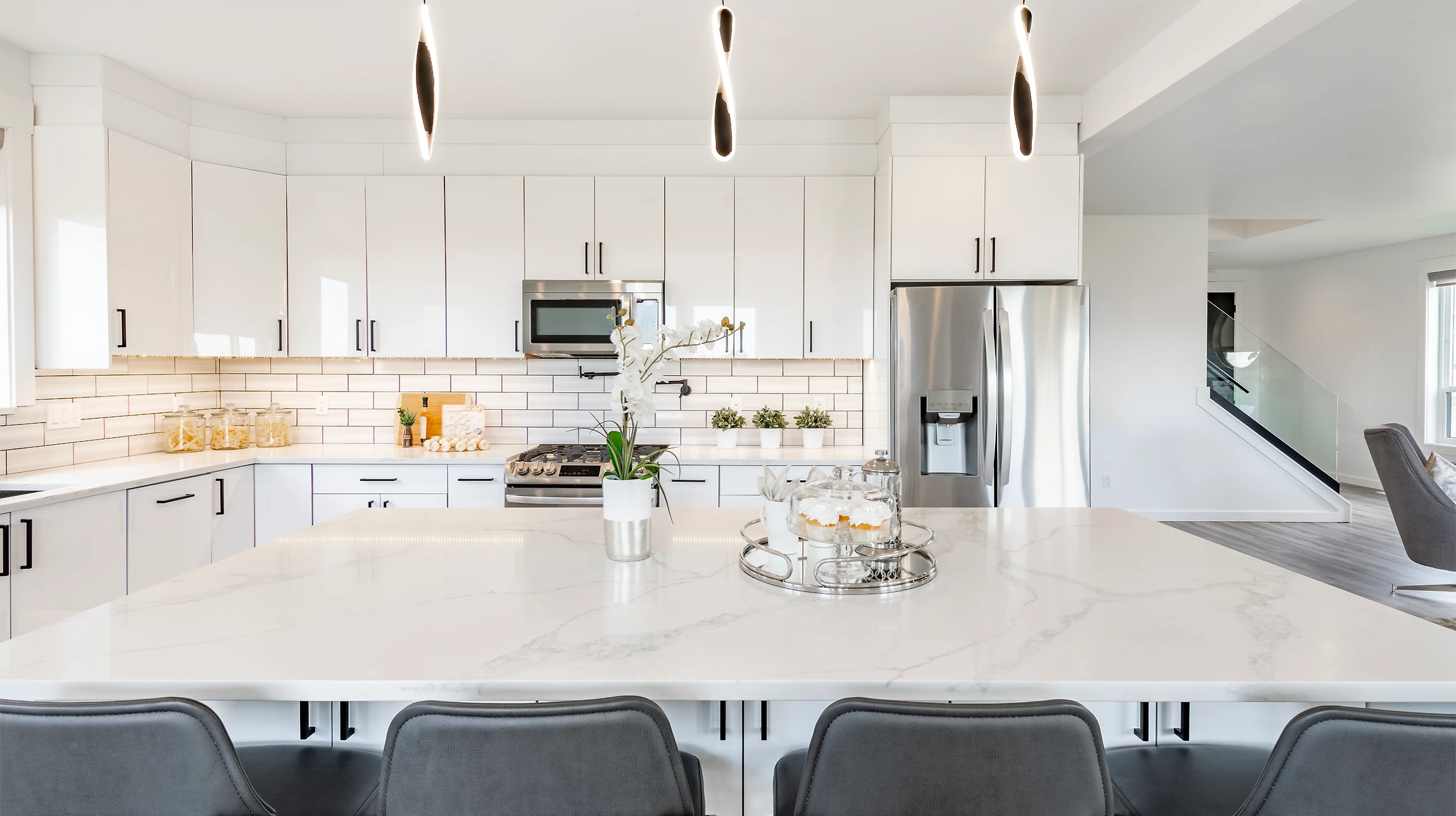 Cuisine moderne minimaliste avec îlot central en béton gris, chaises transparentes design