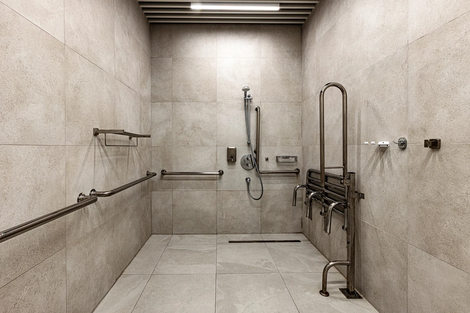 Salle de bain moderne avec douche à l'italienne, WC suspendu et lavabo intégré